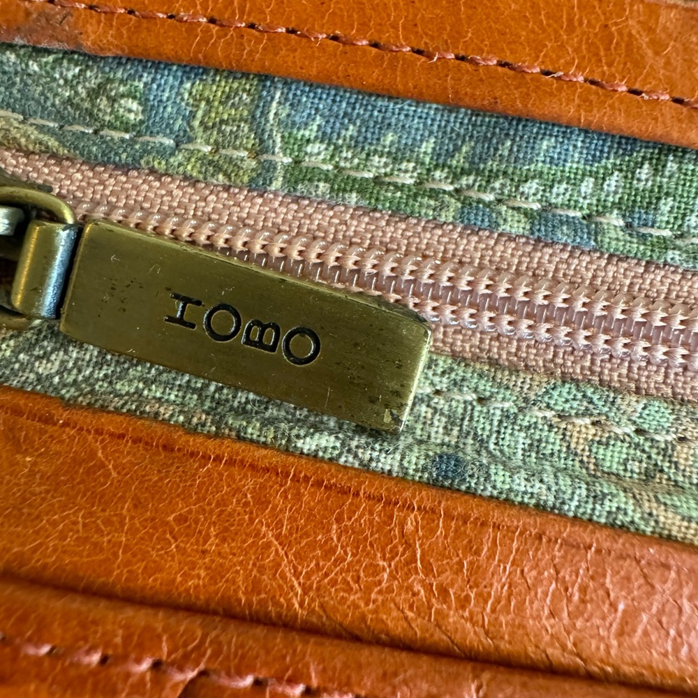 Vtg. Hobo orange billfold leather wallet with kiss and magnetic closures. - Picture 5 of 11